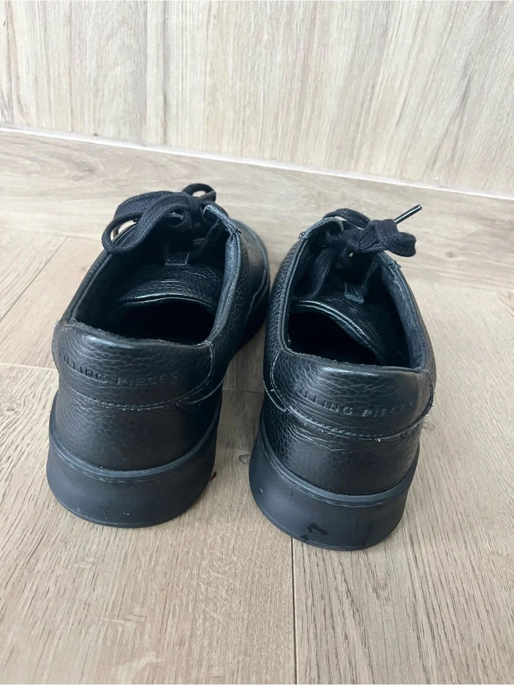 Filling Pieces minimal leather